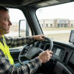 Berufskraftfahrer mit Warnweste am Steuer seines Lkw