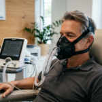 Höhenluft auf der Liege: Was das MITOVIT® Hypoxietraining beim Allgemeinarzt in München bewirkt
